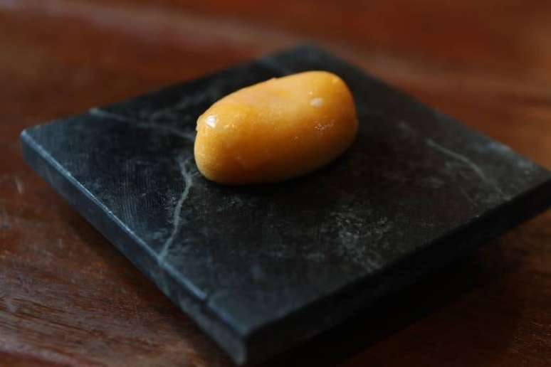 A intrigante tortilla de papada de porco do chef duplamente estrelado Diego Guerrero, do DSTAgE, em Madri FOTO ALEX SILVA/ESTADAO