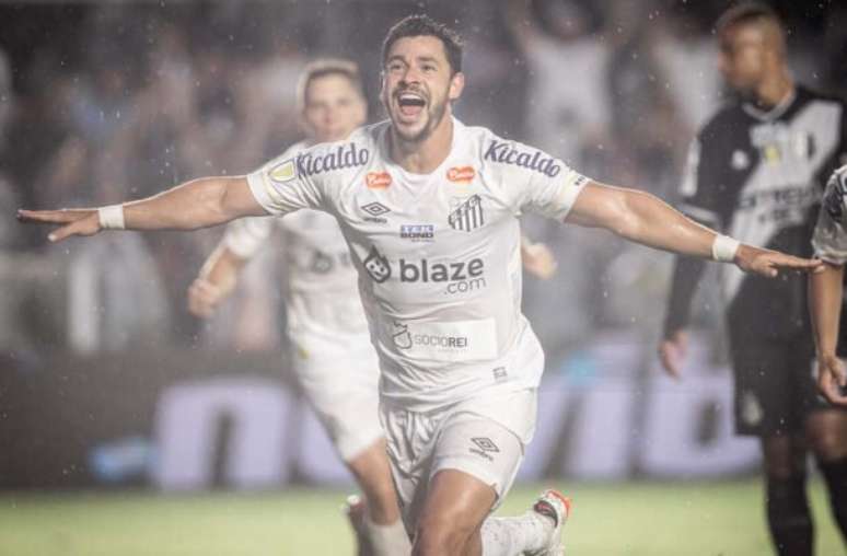 Giuliano, in his new role, shines and honors Santos’ legendary number 10 shirt