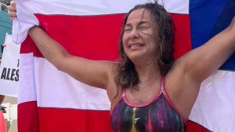 Alessandra tem 49 anos e se tornou a primeira mulher a realizar trajeto a nado de 60 km de Salvador até Morro de São Paulo