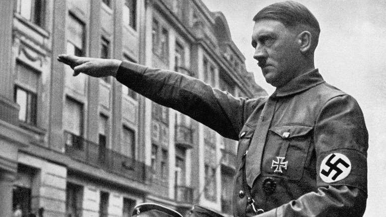 Adolf Hitler decidiu impor os valores nazistas em todos os aspectos da vida alemã