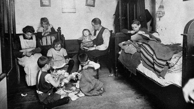 Família pobre vivendo em condições precárias em Berlim nos anos 1920; pobreza de desalento são apontados como alguns dos motivos por trás da ascensão do nazismo