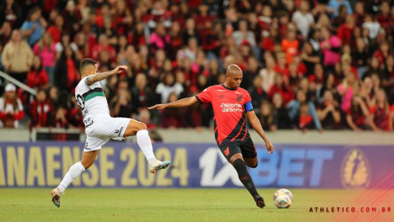 Fernandinho em ação na Ligga Arena pelo Paranaense - 