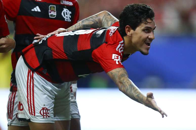 Pedro comemorando gol com a camisa do Flamengo 