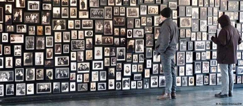 Mural no campo de Auschwitz-Birkenau: centenas de fotos e destinos são apenas uma fração do horror do Holocausto