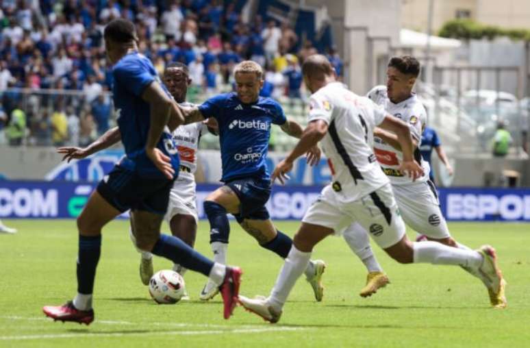 Cruzeiro terminou jogo com nove, em Sete Lagoas