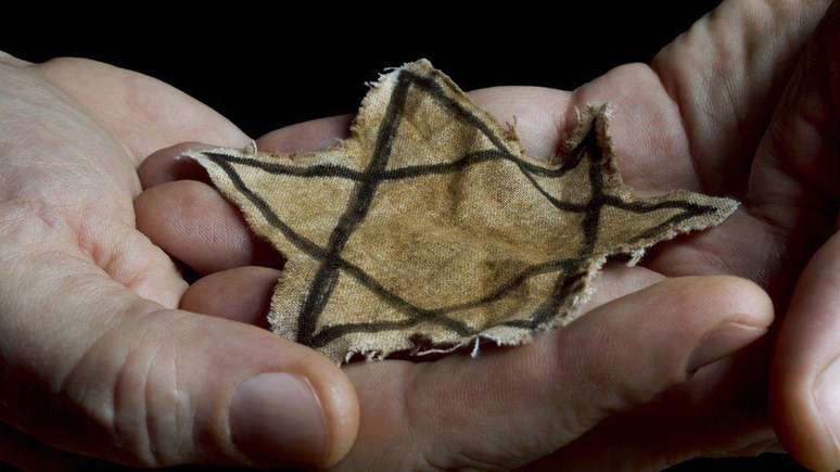 O Holocausto foi período no qual milhões de judeus (que os nazistas identificavam usando uma estrela de Davi, como na foto) e outras minorias foram mortas por causa de sua identidade