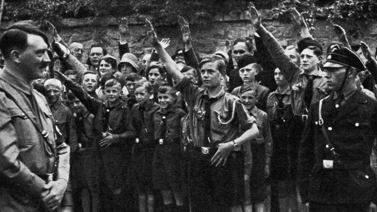 Nesta imagem, Hitler é reverenciado por um grupo de jovens apoiadores do nazismo