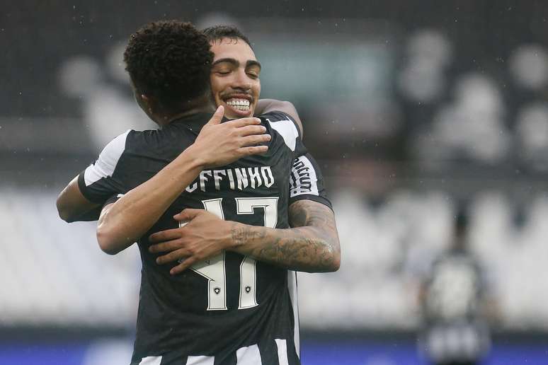 Jeffinho e Hugo comemorando o segundo gol do Botafogo. 