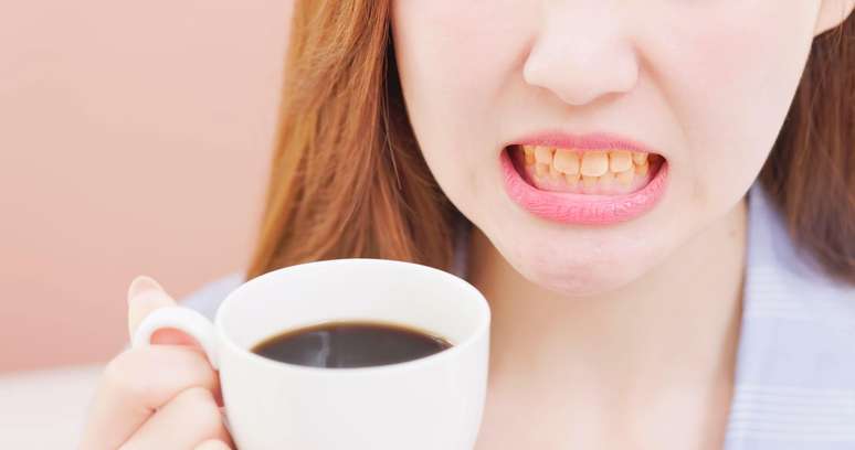 Café e chá contêm taninos que podem manchar os dentes