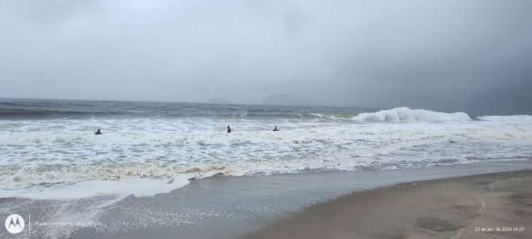 Firefighters find the body of a young man who disappeared while trying to cross a river in Ubatuba