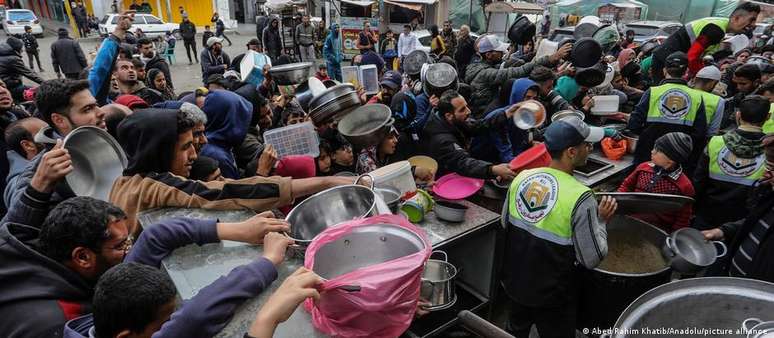 Palestinos tentam alcançar alimentos distribuídos por voluntários em Rafah, na Faixa de Gaza