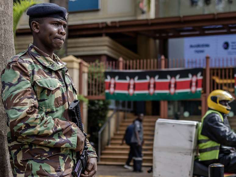 Um policial queniano monitora o acesso ao Westagate Mall, em Nairóbi, Quênia, 21 de setembro de 2023