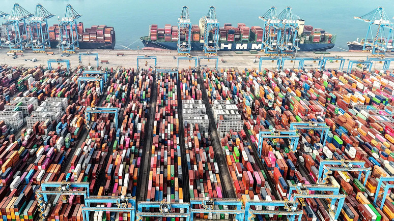 Trilh&otilde;es de d&oacute;lares em mercadorias s&atilde;o transportadas pelo mundo em navios cargueiros, todos os anos