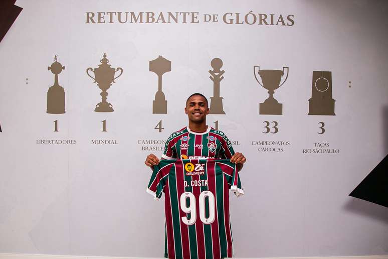 Douglas Costa irá vestir a camisa de número 90 no Fluminense 