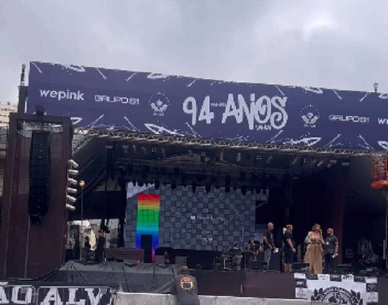 Palco da festa de 94 anos da Vai-Vai durante passagem de som; evento teve confusão e foi encerrado horas antes do previsto