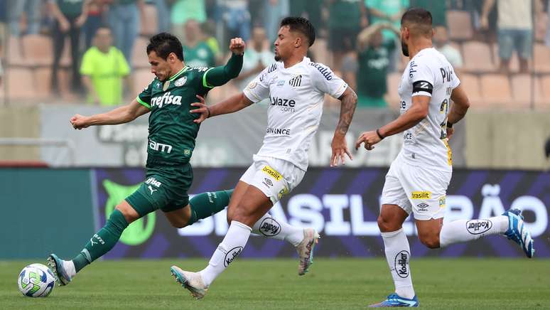 Palmeiras enfrenta o Santos visando manter invencibilidade na temporada. 