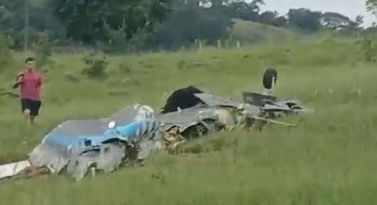 Segundo o Corpo de Bombeiros, algumas pessoas da região avistaram um avião monomotor se partindo no ar antes de cair.