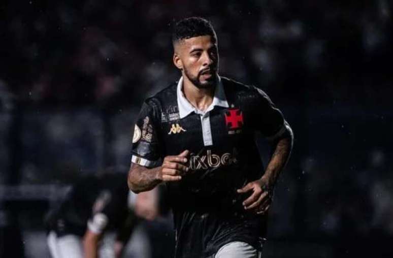 Reprodução / YouTube - Legenda: Paulinho, volante do Vasco, fica no gramado sentindo dores no joelho direito após dividida