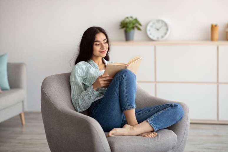 A leitura pode oferecer uma pausa relaxante da agitação do Carnaval