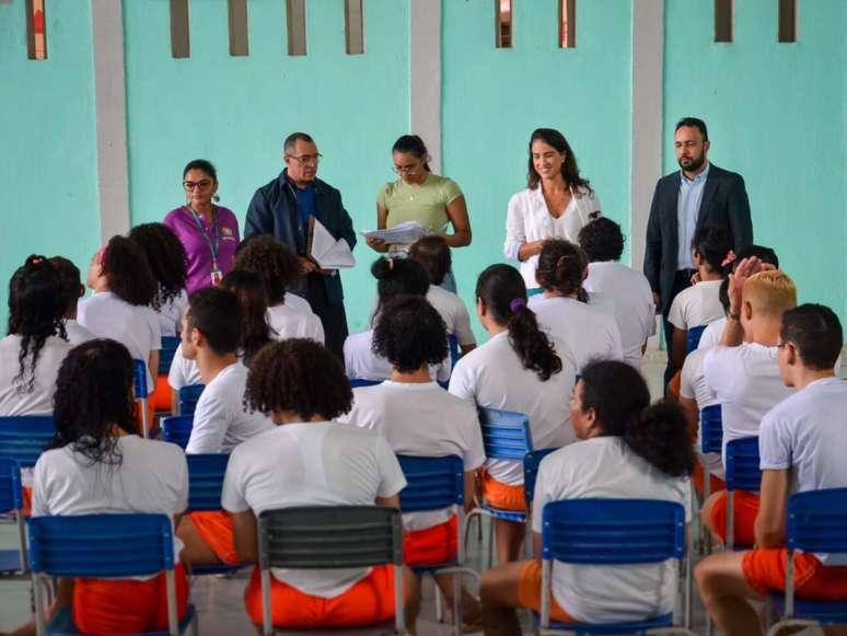 A imagem mostra internas trans e travestis recebendo assistência jurídica e psicossocial na Unidade Prisional Vasco Damasceno Weyne (UP-Itaitinga5), no Ceará.