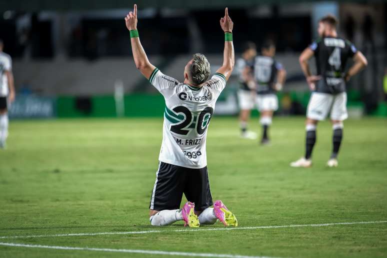 Matheus Frizzo comemorando gol 