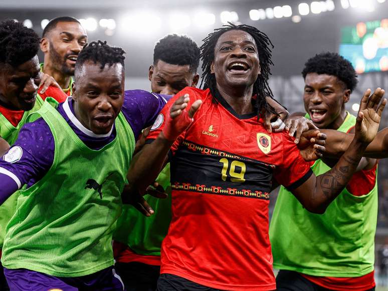 O atacante angolano Mabululu celebra com os companheiros depois de marcar o terceiro gol da sua equipe durante o jogo dos oitavos-de-final da Copa Africana de Nações (CAN) 2024 entre Angola e Namíbia, no Estádio da Paz, em Bouaké, em 27 de Janeiro de 2024.