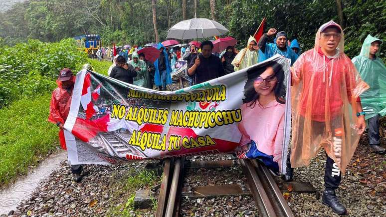 Manifestantes bloqueiam acesso de trem a Machu Picchu