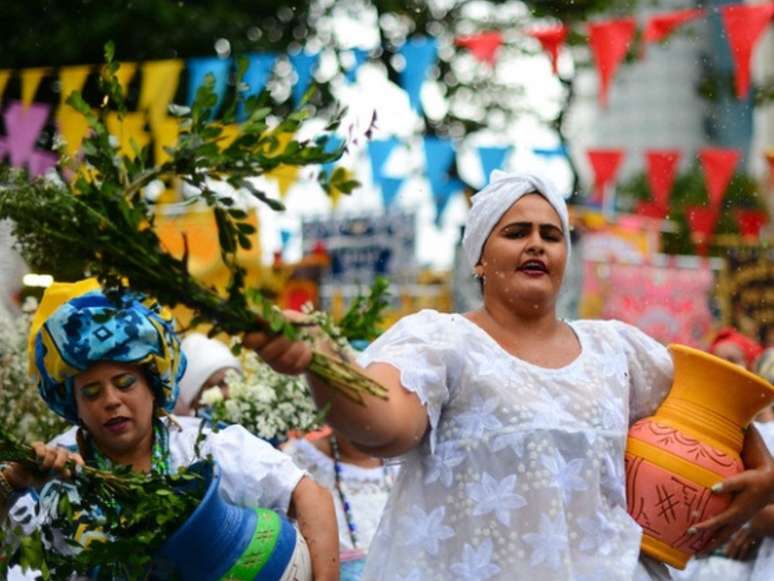 A imagem mostra afoxés no Passeio Rio Branco, no Bairro do Recife, e faz parte da agenda oficial do Carnaval realizada pela Prefeitura do Recife em 2023.