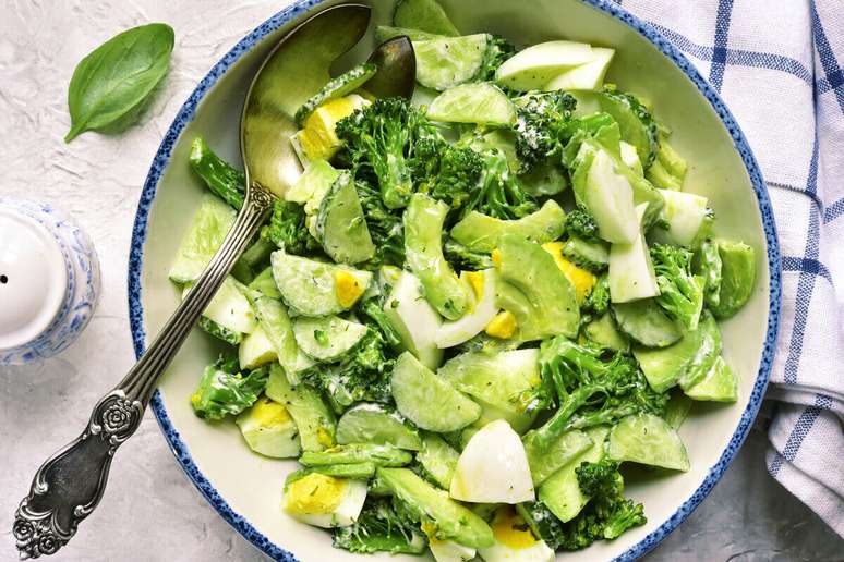 Salada de brócolis com abacate 