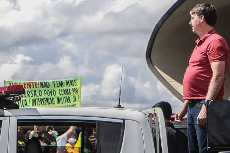 O presidente Jair Bolsonaro discursa em manifestacao contra o Congresso e a favor de intervencao militar em frente ao Quartel General do Ex&eacute;rcito em Bras&iacute;lia