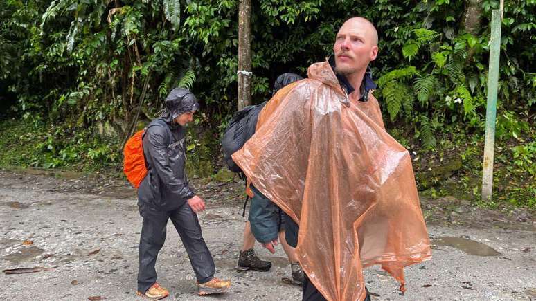 Diversos turistas completaram o acesso a Machu Picchu a pé após o bloqueio dos trilhos da ferrovia