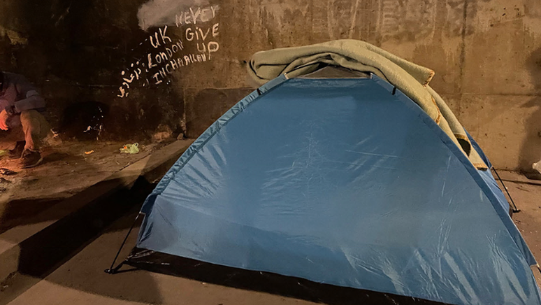 O grupo armou suas barracas sob uma ponte para evitar chamar aten&ccedil;&atilde;o da pol&iacute;cia francesa