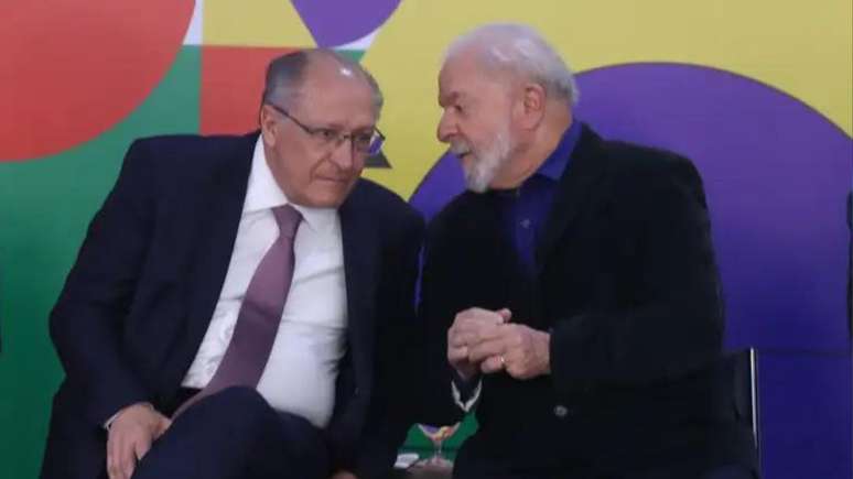 O presidente Lula, conversa com o vice Geraldo Alckmin sobre a política de valorização permanente do salário mínimo