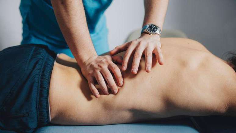 Massagem está entre as práticas aprovadas contra a dor lombar