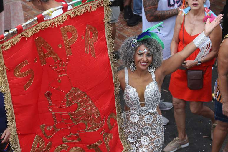 Foliões entram na contagem regressiva para carnaval