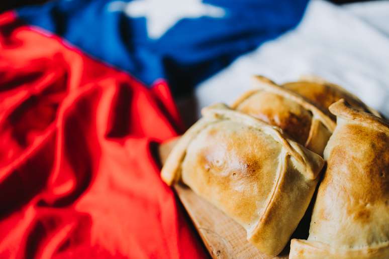 Empanadas chilenas de carne assada na bandeira do país