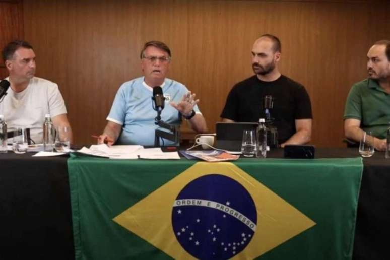 Ao lado dos filhos, Bolsonaro isentou Alexandre Ramagem em caso da "Abin paralela"