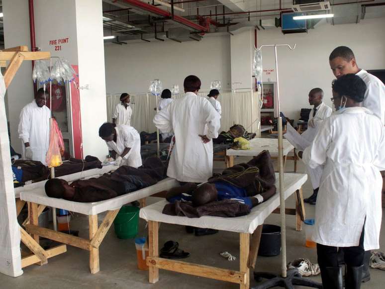 A imagem mostra médicos atendendo pacientes de cólera no hospital temporário montado no Estádio Heroes, em janeiro de 2018.