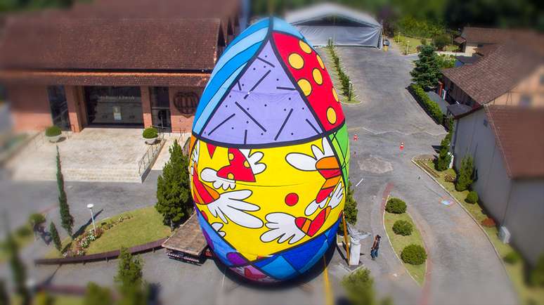 In 2020 the Easter egg was signed by the artist Romero Britto In 2020 the Easter egg was signed by the artist Romero Britto