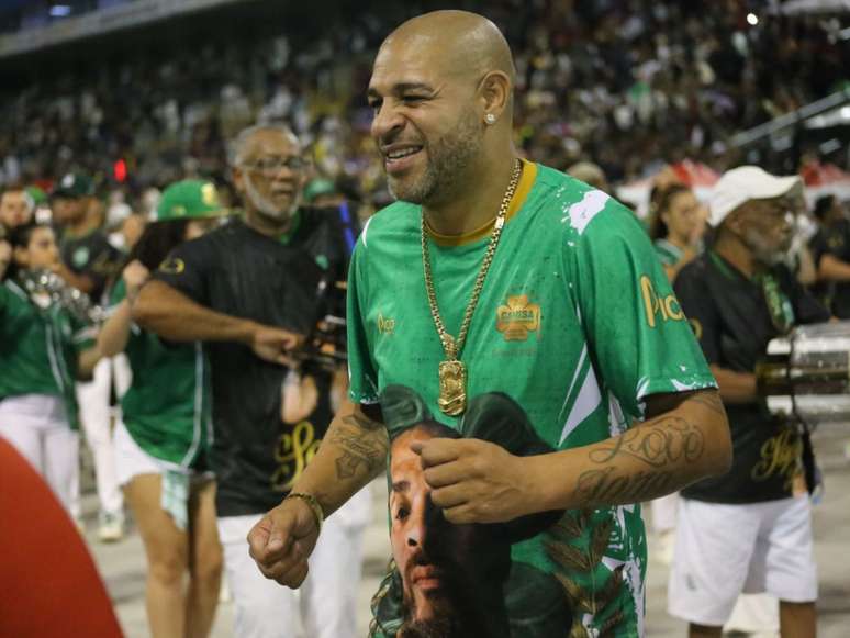 A imagem mostra o ex-jogador de futebol Adriano Imperador durante os ensaios da Camisa Verde e Branco no Sambódromo do Anhembi.