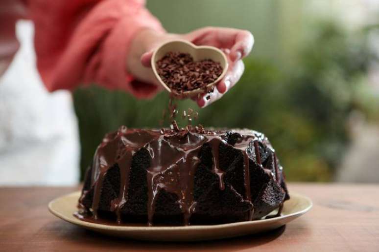 Bolo de chocolate com massa de cacau em pó 100% e calda de brigadeiro para equilibrar os sabores