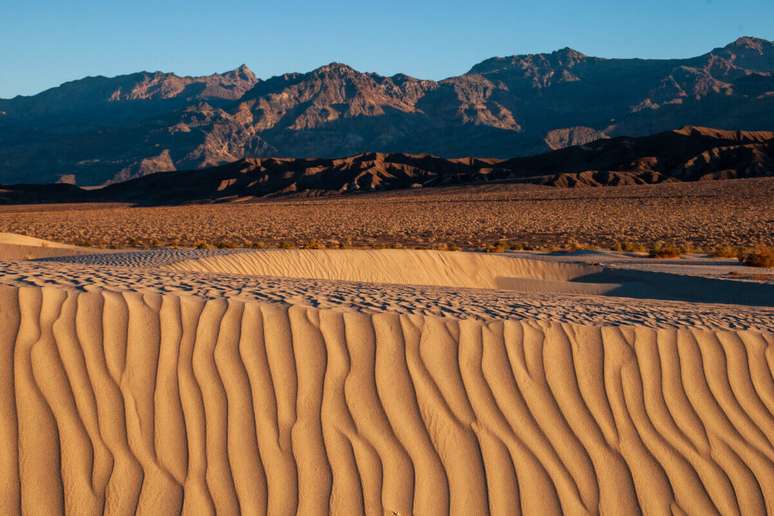 O Deserto do Atacama tem formações rochosas singulares, gêiseres, vulcões e lagoas