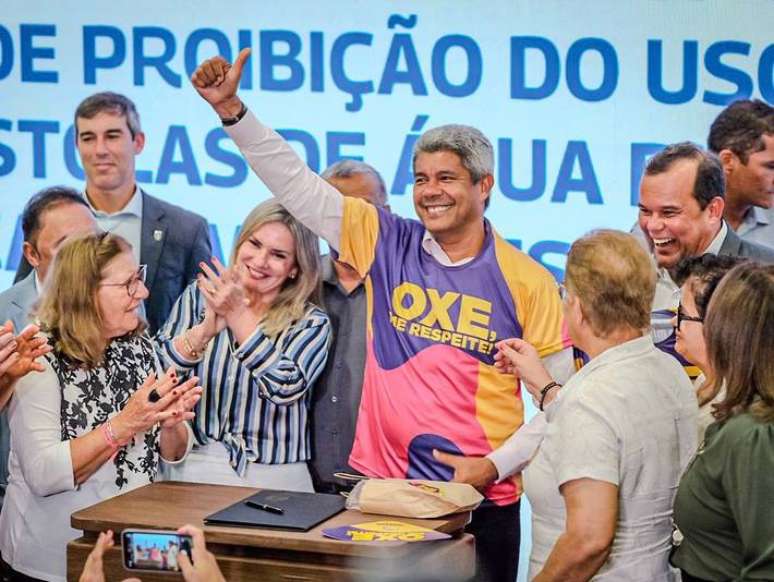 Governador da Bahia, Jerônimo Rodrigues (ao centro) diz que medida busca coibir atos 'machistas e misóginos'