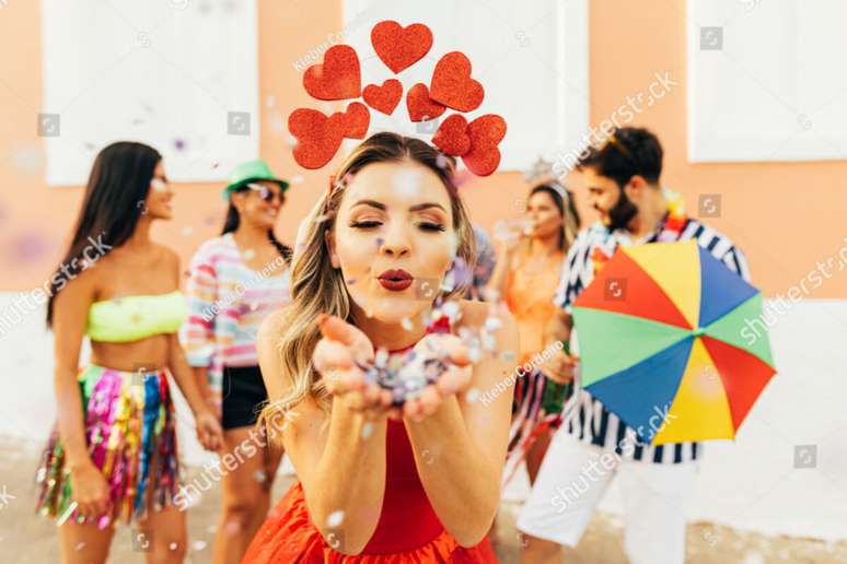 Durante o Carnaval, é preciso cuidado com o uso dos produtos de maquiagem