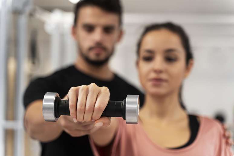 Personal trainer aponta cuidados necessários para iniciantes na musculação