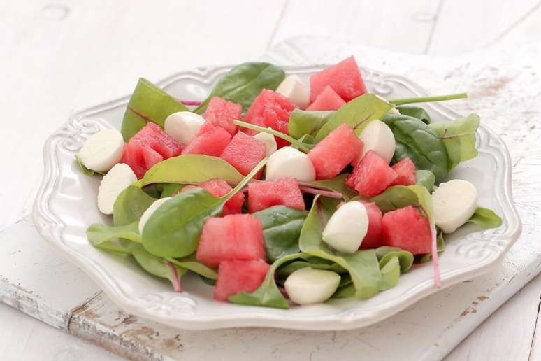 Salada de agrião com melancia e muçarela de búfala