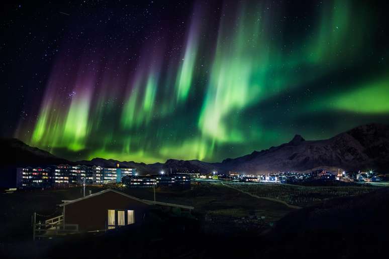 As cortinas de luzes se abrem sobre as pequenas cidades da Groenlândia