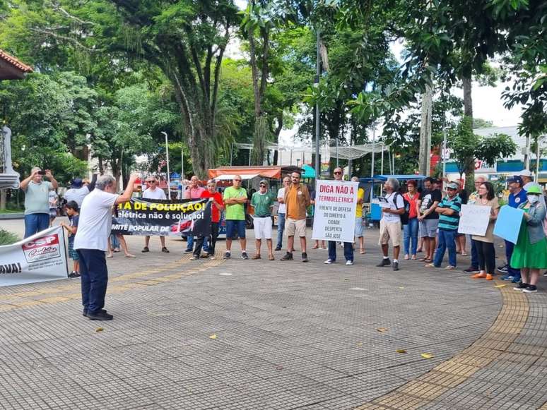 A imagem mostra o ato contra a instalação da termelétrica que aconteceu no último sábado (27), em Caçapava. Nesta quarta-feira (31), acontece uma nova manifestação, antes da audiência pública do projeto, no Lions Club da cidade.