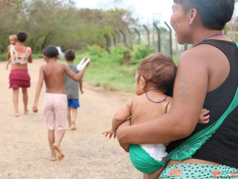 A imagem mostra moradores do território Yanomami. Ação publicada pelo MPF cobra ações efetivas do Estado para proteção do território indígena.