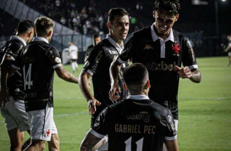 Daniel Ramalho / CRVG - Legenda: Marlon Gomes (meio) e Gabriel Pec (direita) garantiram em um primeiro momento R$ 113 milhões aos cofres do Vasco